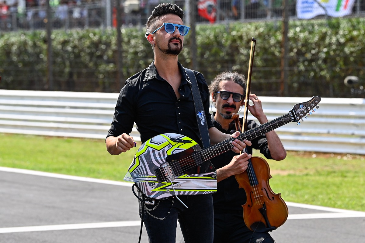 La Chitarra a Forma di Casco